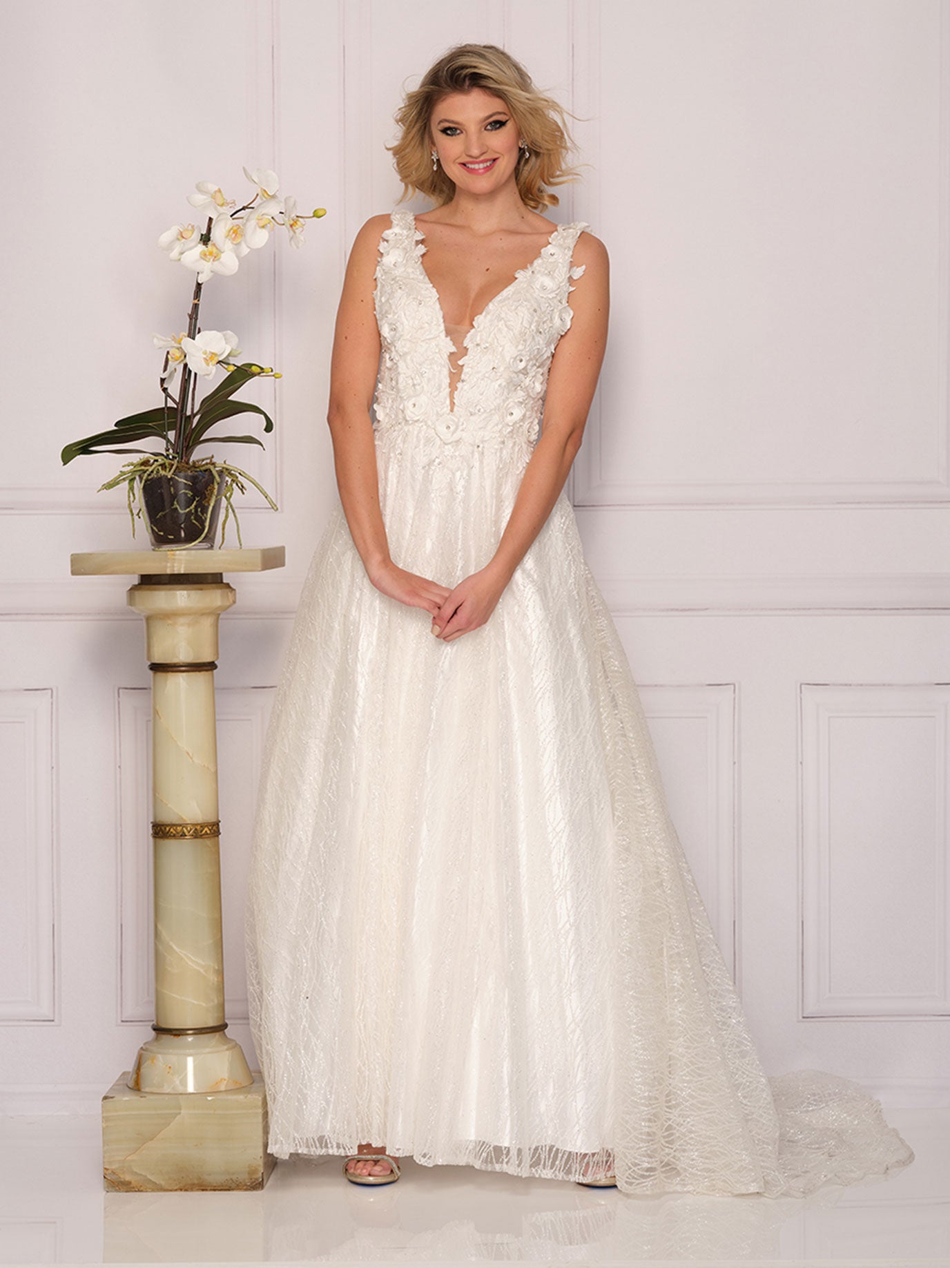 A-LINE WEDDING DRESS WITH 3D LEAF MOTIF PLUS SIZE