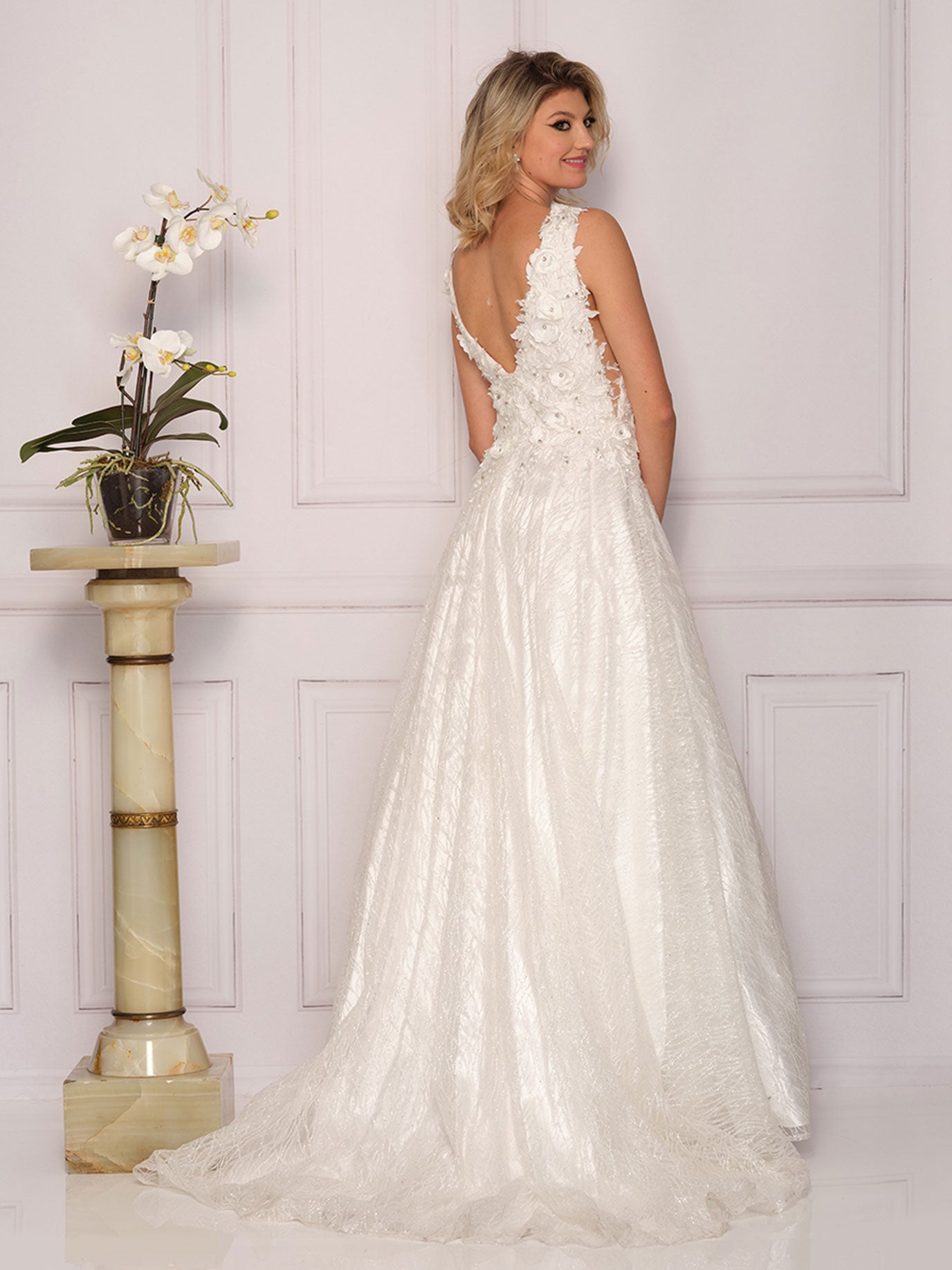 A-LINE WEDDING DRESS WITH 3D LEAF MOTIF PLUS SIZE