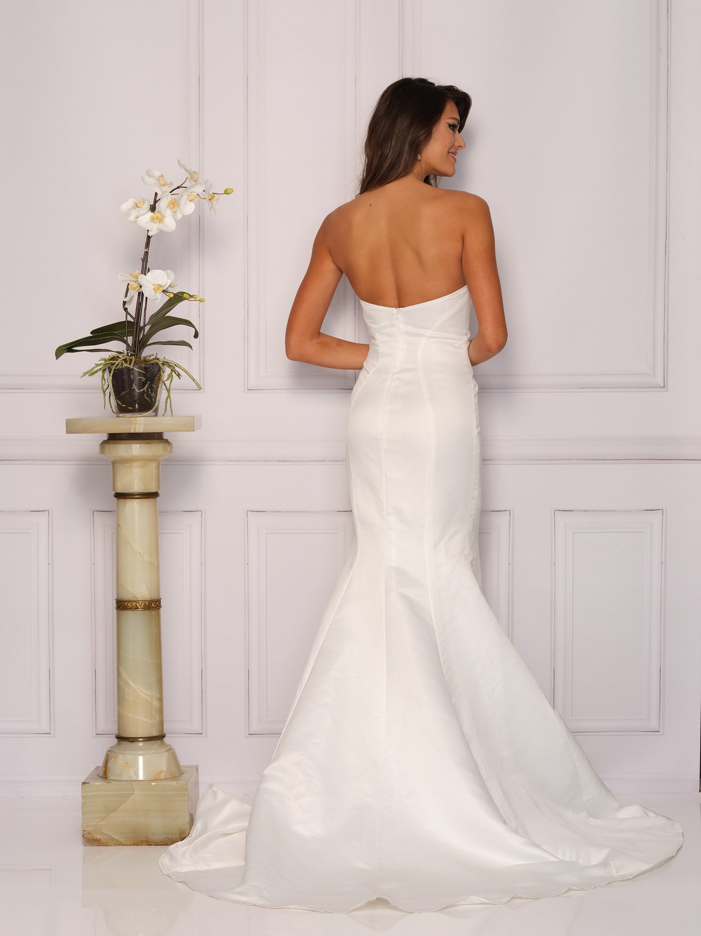 STRAPLESS OPEN LEG FITTED WEDDING GOWN