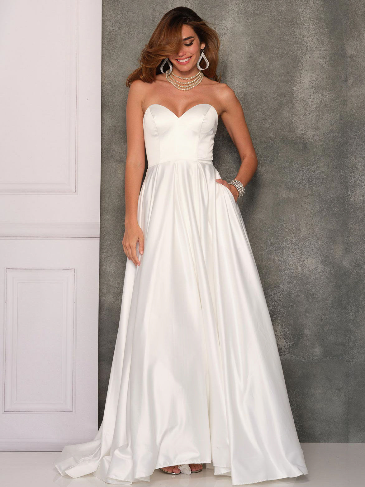 BUTTON SWEETHEART STRAPLESS WEDDING GOWN
