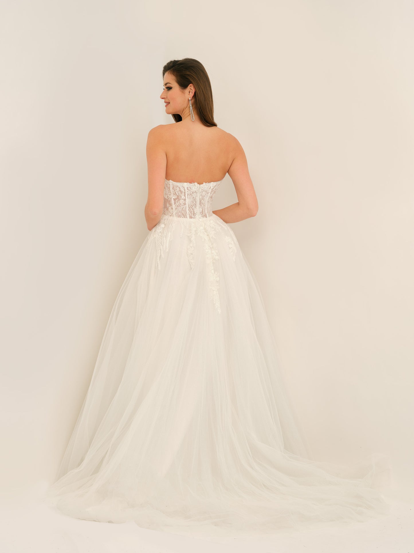 SLEEVELESS SWEETHEART LACE BODICE WEDDING GOWN