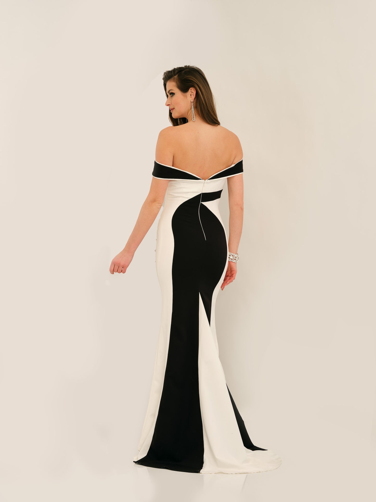 COLOR BLOCK OFF-SHOULDER TRUMPET GOWN